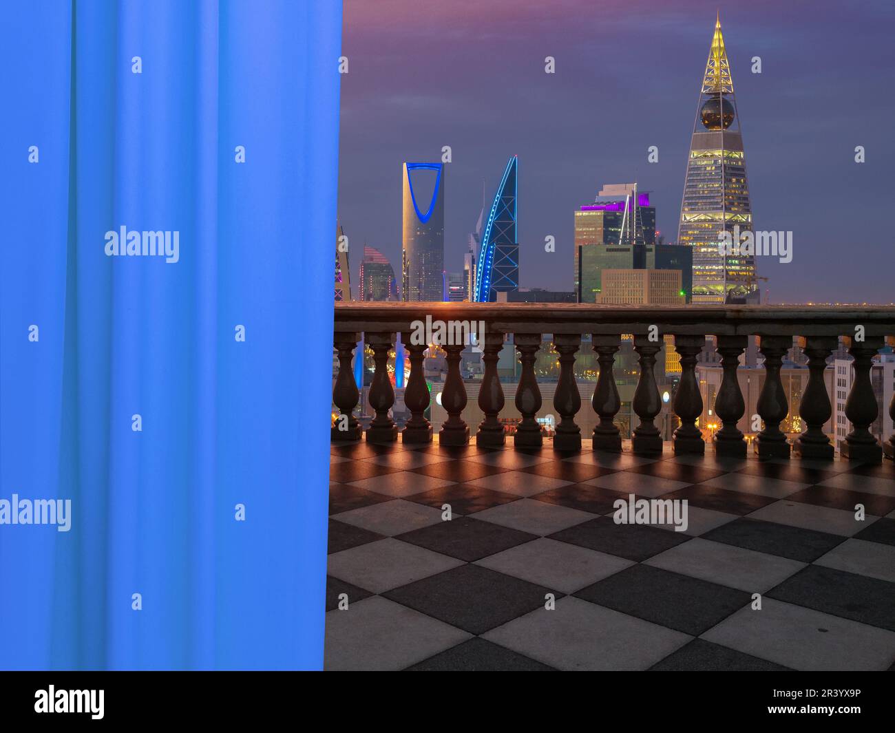 Une vue sur la ville de Riyad, Arabie Saoudite depuis une terrasse (balcon) d'un bâtiment haut de l'intérieur de la chambre montrant un magnifique rideaux blancs. Banque D'Images