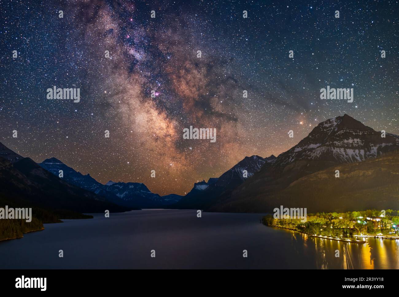 Région galactique centrale de la voie lactée au-dessus du lac Upper Waterton dans le parc national des Lacs-Waterton, Alberta, Canada Banque D'Images