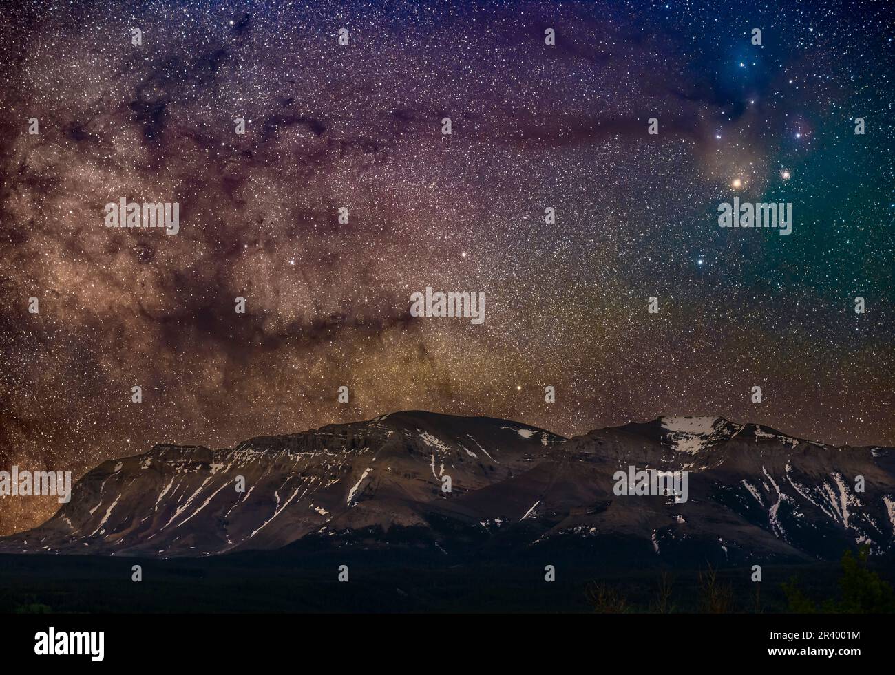 Nuages de poussière et d'étoiles au-dessus de la montagne Sofa dans le parc national des Lacs-Waterton, Alberta, Canada. Banque D'Images Nuages de poussière et d'étoiles au-dessus de la montagne Sofa dans le parc national des Lacs-Waterton, Alberta, Canada. Banque D'Images