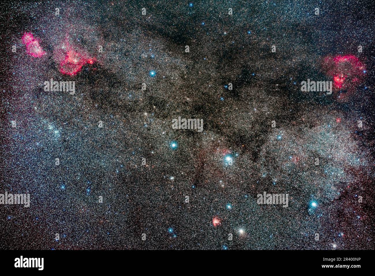 Divers amas d'étoiles et nébuleuses d'émission dans la constellation de Cassiopée. Banque D'Images