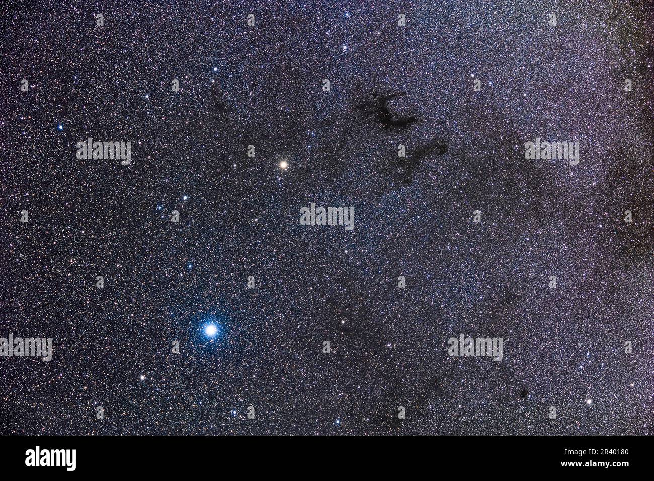 Le complexe nébuleuse sombre connu sous le nom de Barnard's E près des étoiles Altair et Tarazed. Banque D'Images