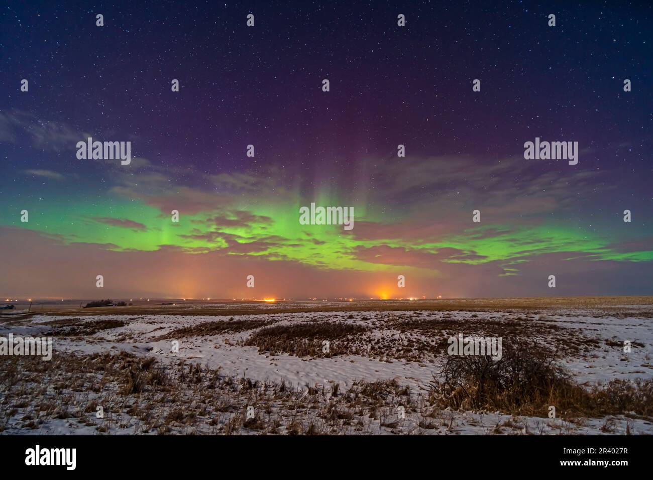 Un horizon aurora dans le sud de l'Alberta, au Canada, avec la lune de cire qui fournit l'illumination. Banque D'Images
