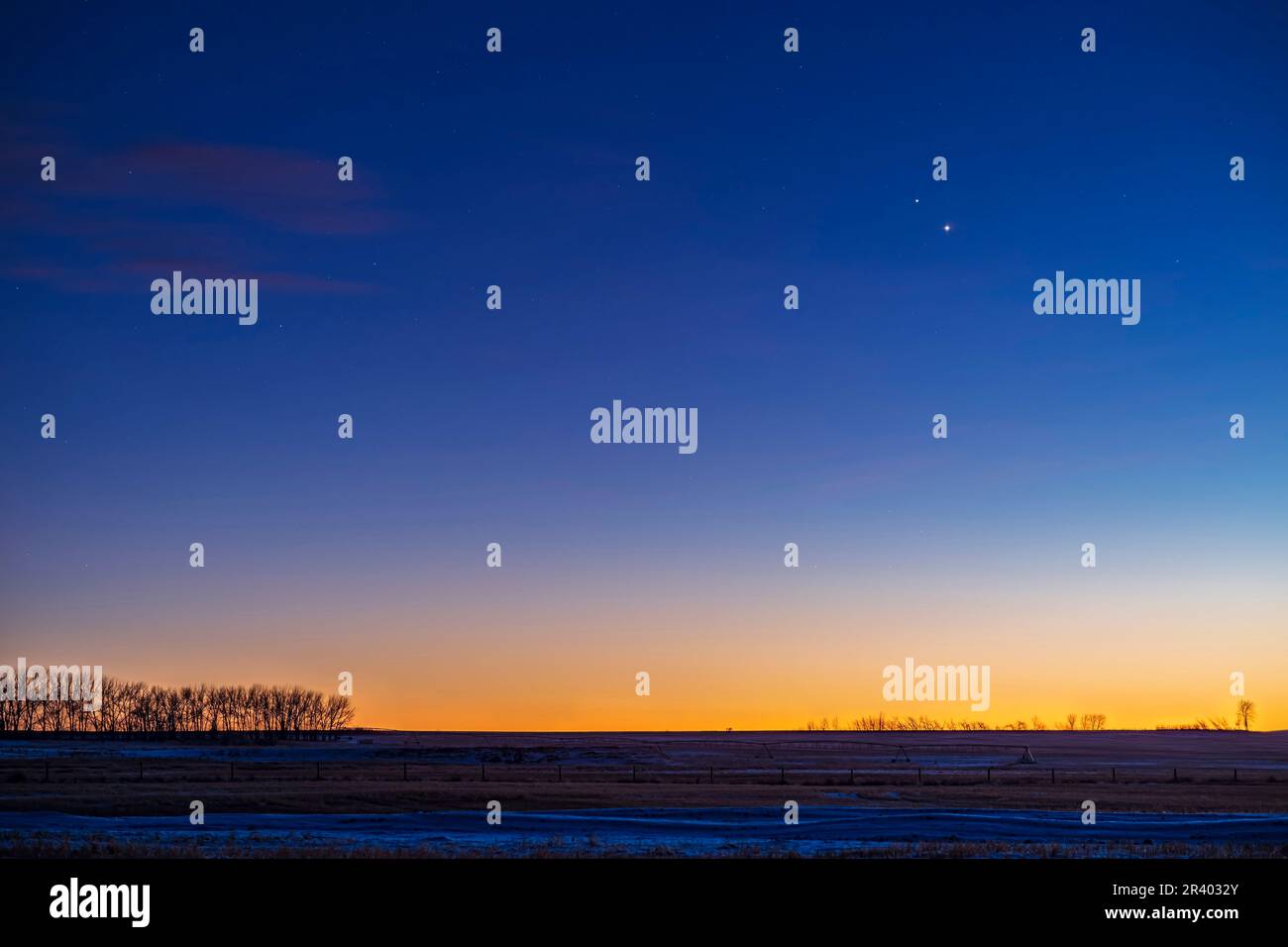 Jupiter et Saturne au crépuscule sur le sud de l'Alberta, Canada. Banque D'Images