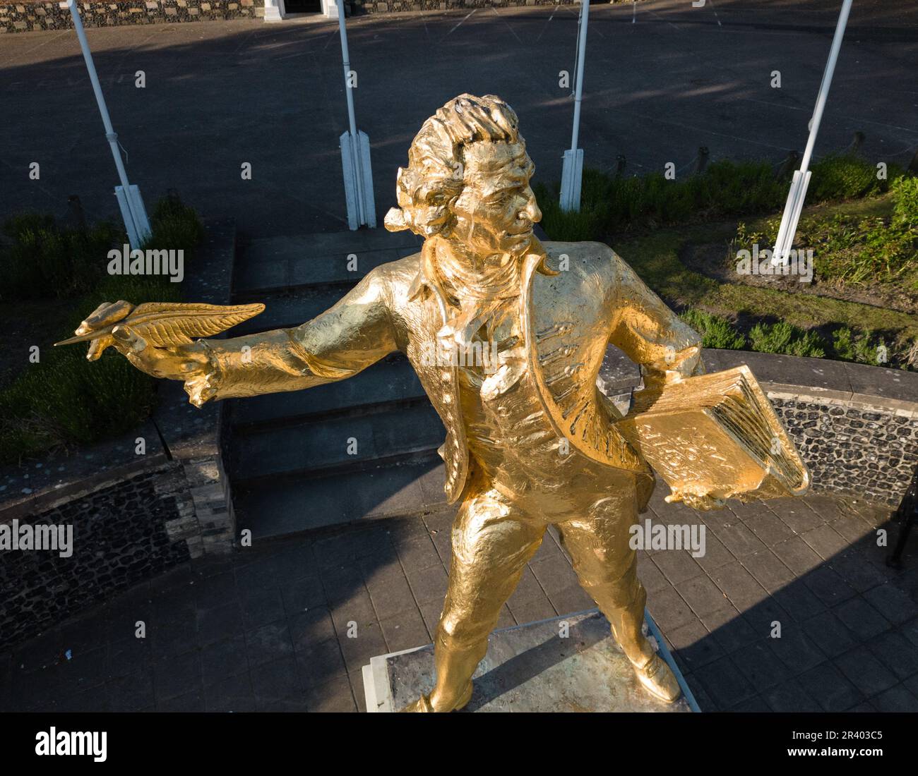 Photo de drone de la statue de Thomas Paine à Thetford, tenant le livre des droits de l'homme Banque D'Images