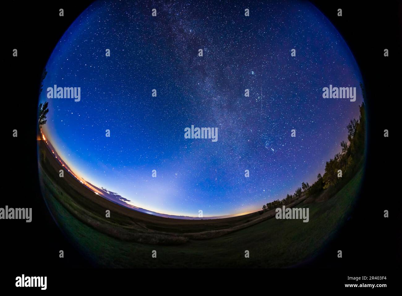 Vue à œil de poisson de la lumière zodiacale dans le ciel de l'aube, de l'Alberta, au Canada, avec le ciel d'hiver qui monte. Banque D'Images