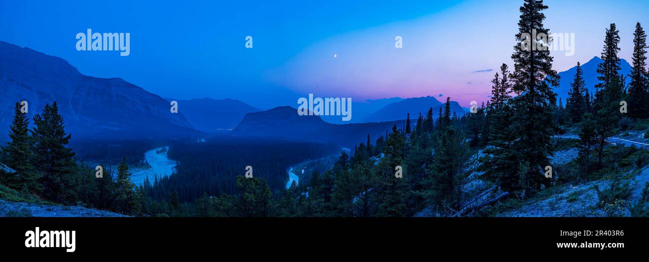 Coucher de soleil fumé panoramique sur la vallée de la Bow à Banff, Alberta Canada. Banque D'Images