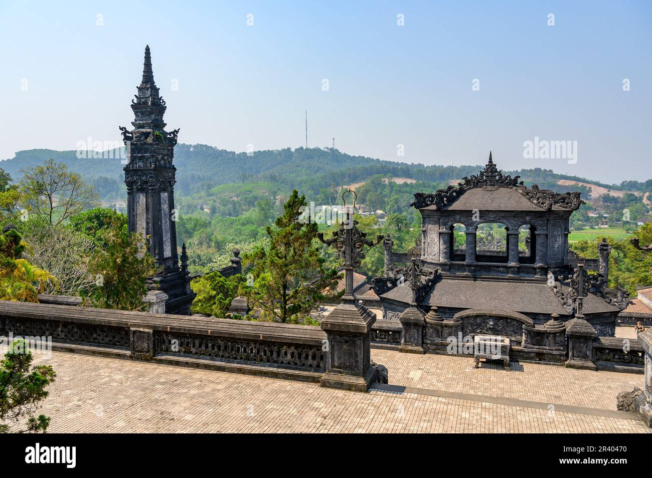 Constructions ornementales en pierre au mausolée de l'empereur Khai Dinh sur la montagne Chau Chu près de Hue, l'ancienne capitale du Vietnam. Banque D'Images
