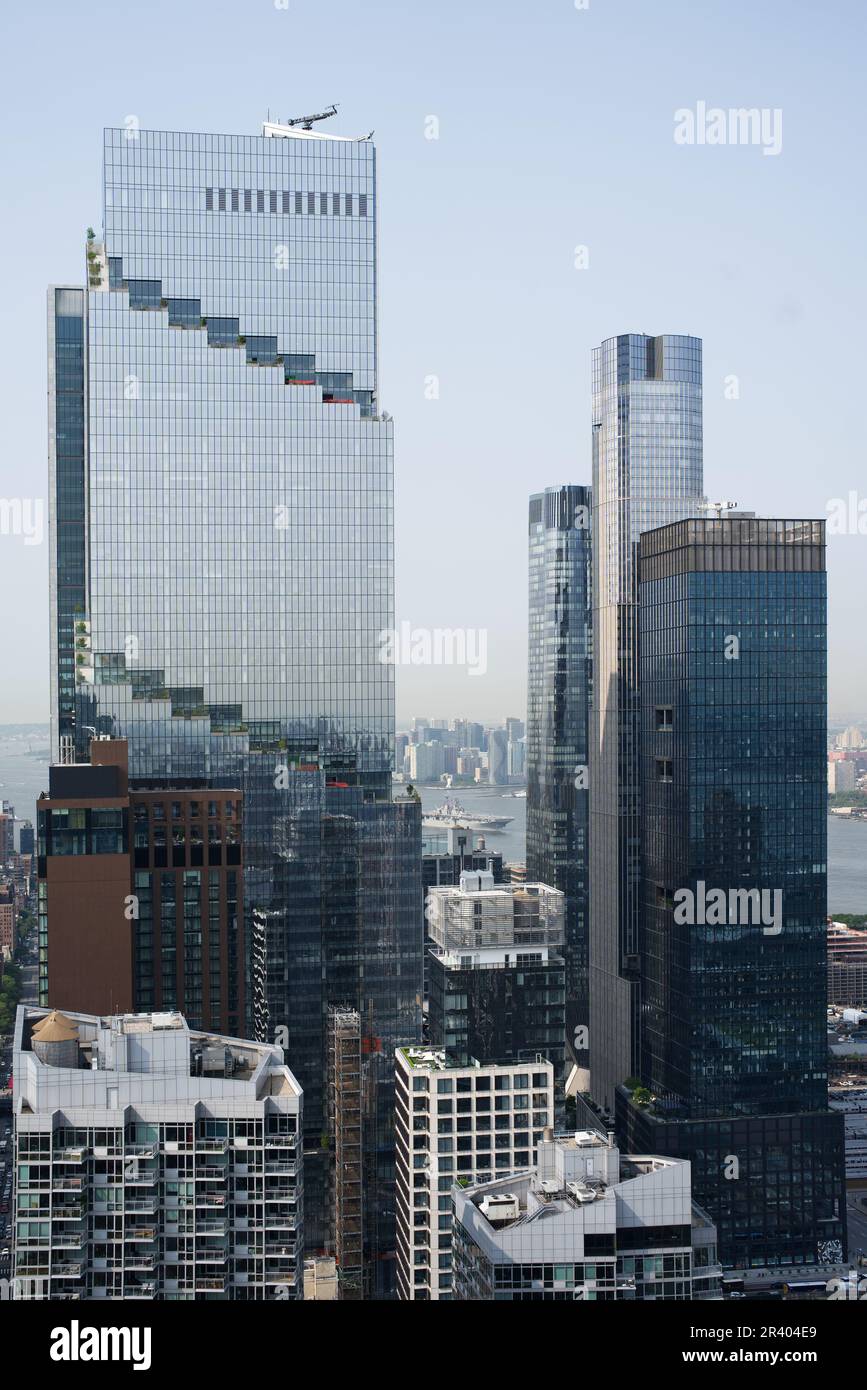 Navires de guerre arrivant à Manhattan, New York, pour la semaine de la flotte Banque D'Images
