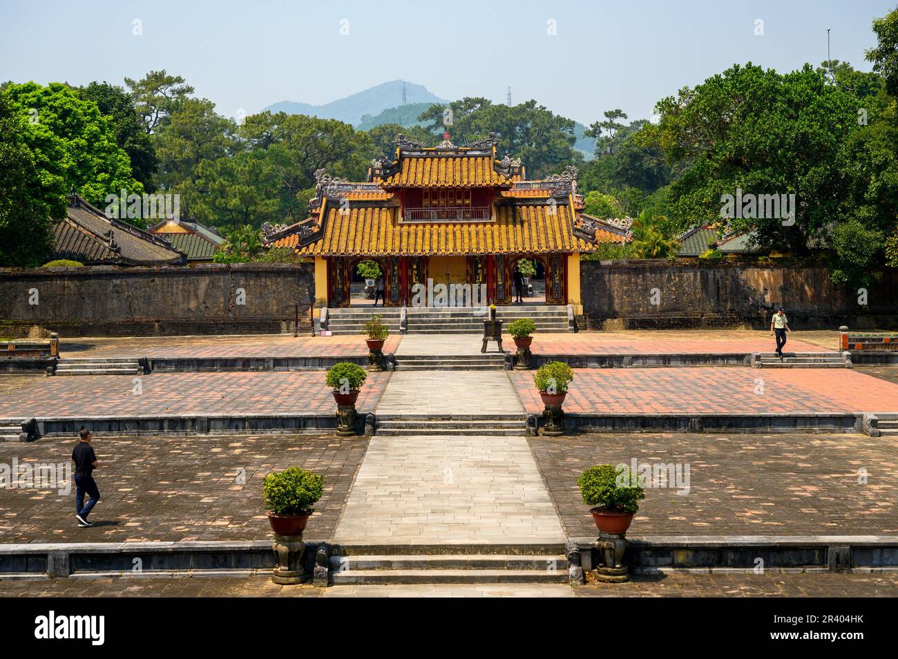 La Cour de salut et la porte Hien Duc dans le complexe tombeau de Minh Mang, le deuxième empereur de la dynastie Nguyen, sur le mont Cam Ke (Hieu) à l'extérieur de Hue, Vietnam. Banque D'Images