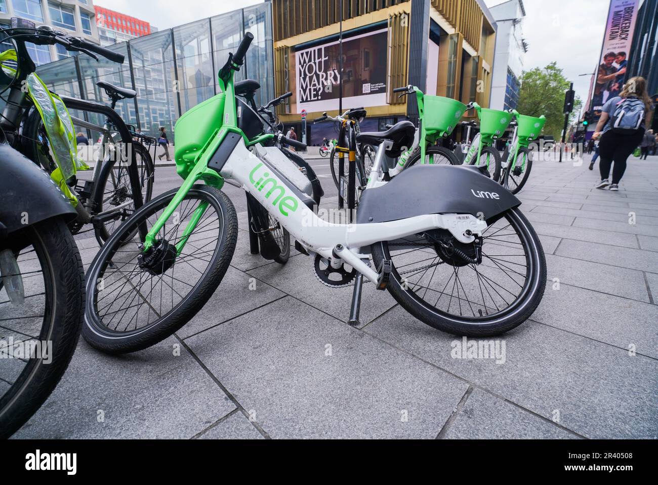 Londres, Royaume-Uni. 25 mai 2023 vélos Uber Lime sur Tottenham court Road.  Le conseil de Westminster a annoncé qu'il dessine des plans pour affiner  les utilisateurs de location de cycle électrique qui