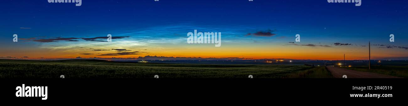 Nuages Noctilucent au-dessus du champ des Prairies en Alberta, au Canada. Banque D'Images