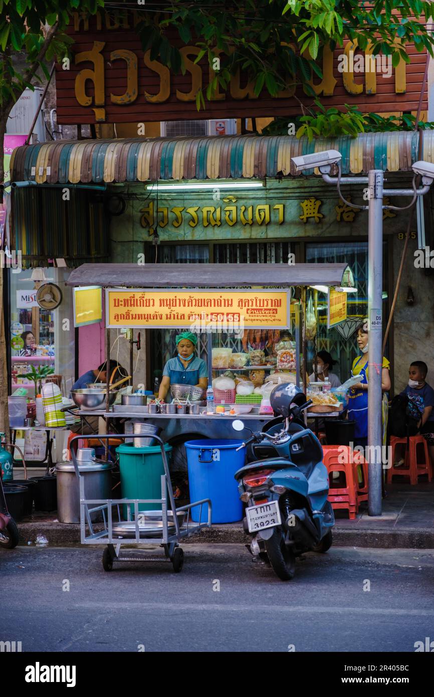 Bangkok Ratchawat Thailand les gens préparent la cuisine de rue thaï dans une cabine de nourriture avec un poêle wok remuer Banque D'Images