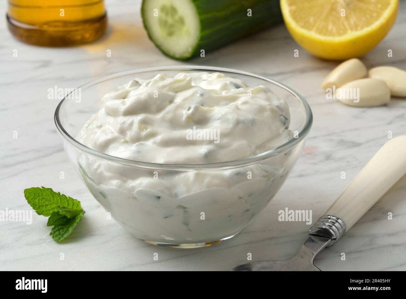 Bol avec de gros plan de tzatziki grec traditionnel frais Banque D'Images
