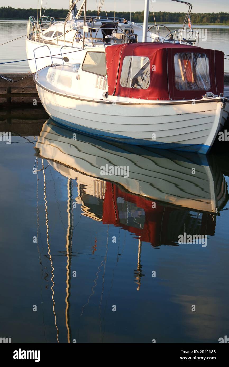 Voile reflétée dans l'eau Banque D'Images