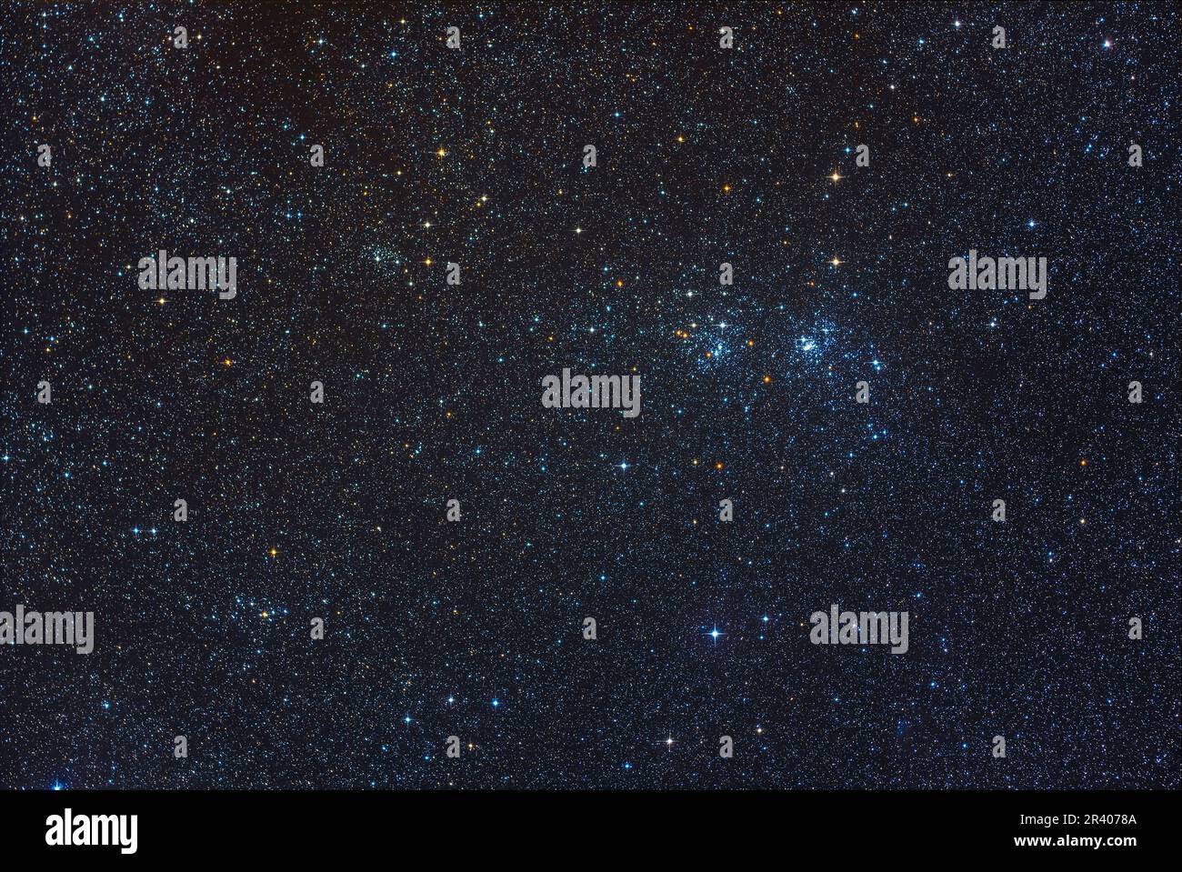 Le Double Cluster avec deux de ses groupes d'étoiles compagnons, NGC 957 et Trumpler 2. Banque D'Images