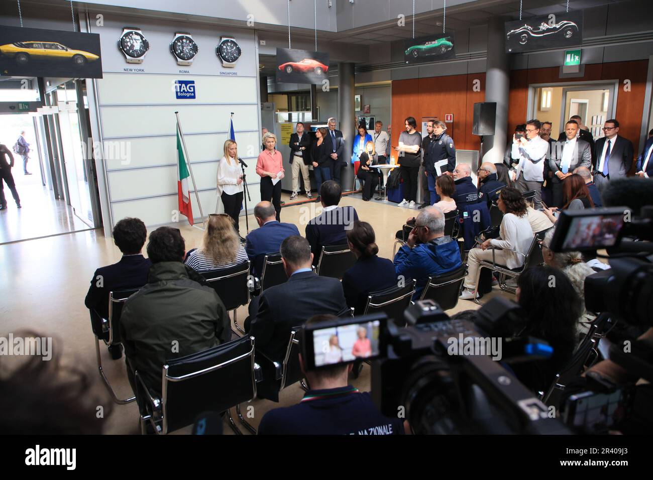 Bologne, Italie. 25th mai 2023. Le président du Parlement européen Ursula Von der Leyen avec le président italien du conseil des ministres Giorgia Meloni et le président de la région Emilia Romagna lors de la réunion de presse à l'occasion de l'inspection effectuée dans la région dans les provinces touchées par le inondation. Bologne, Italie, 25 mai 2023. Photo: stringer bologna crédit: Live Media Publishing Group/Alay Live News Banque D'Images