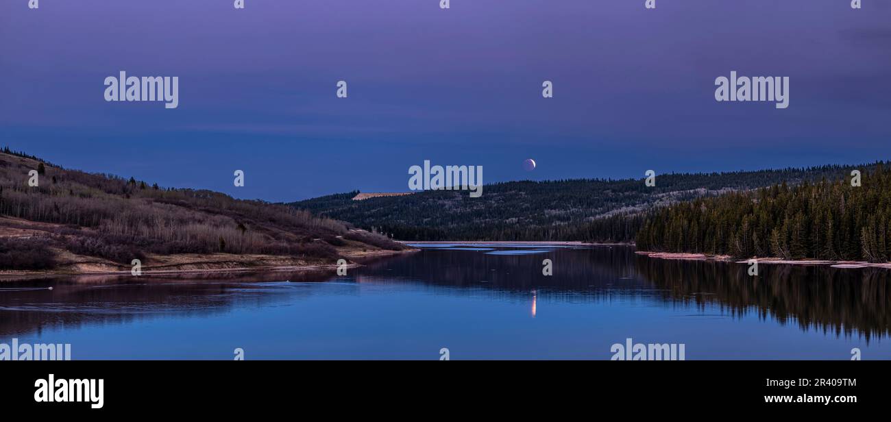 Panorama de l'éclipse lunaire à Reesor Lake, Alberta, Canada. Banque D'Images