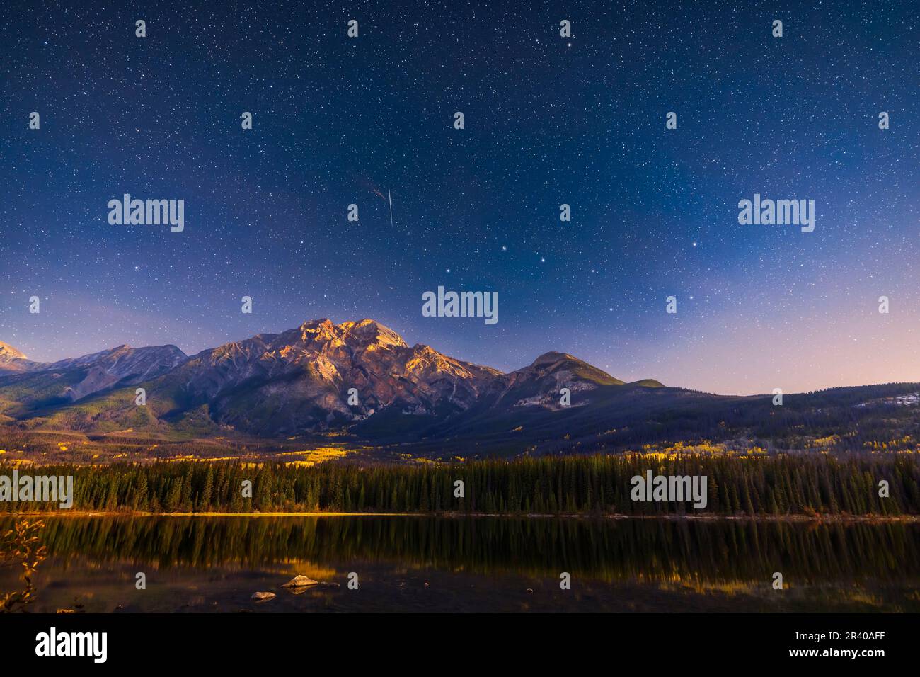 Les étoiles du Big Dipper au-dessus de la montagne Pyramide dans le parc national Jasper, Canada. Banque D'Images Les étoiles du Big Dipper au-dessus de la montagne Pyramide dans le parc national Jasper, Canada. Banque D'Images