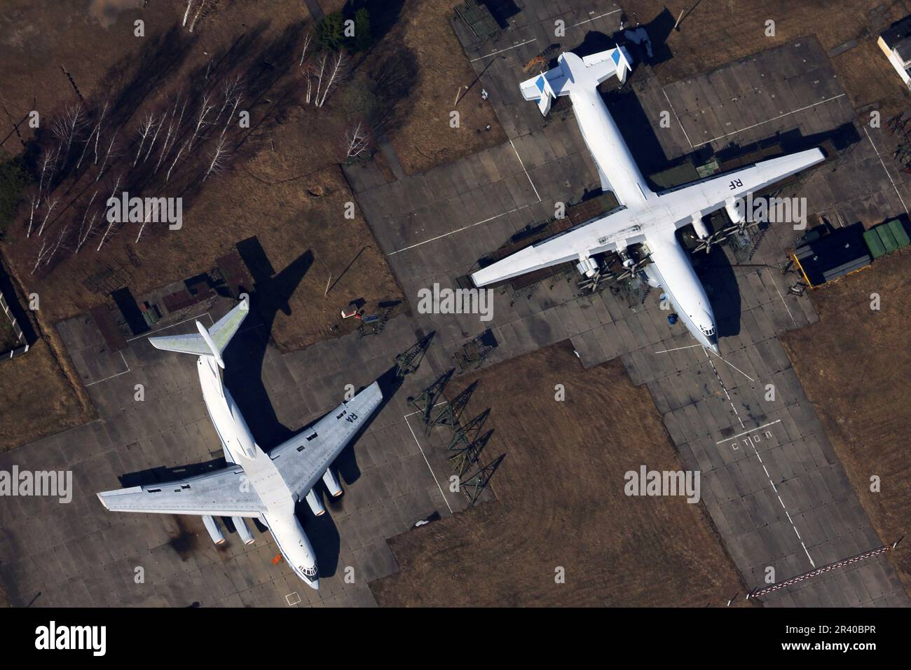 Les avions de transport an-22 et il-76MD de la Force aérienne russe à la base aérienne de Tver-Migalovo, en Russie. Banque D'Images