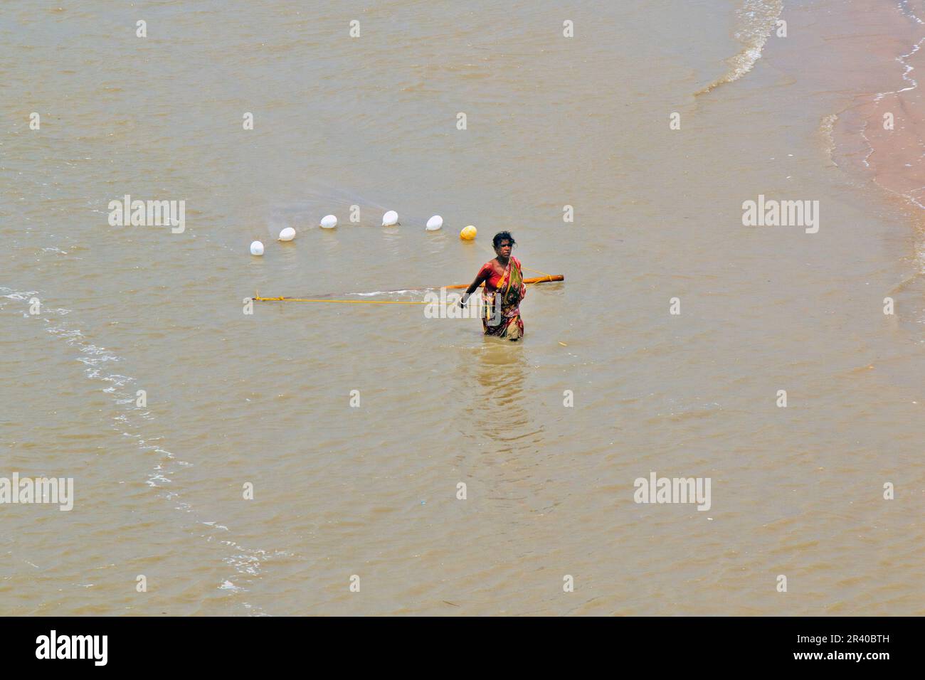 Les pêcheurs et les femmes travaillent pour attraper des crevettes dans la rivière le matin chaud et ensoleillé. Banque D'Images