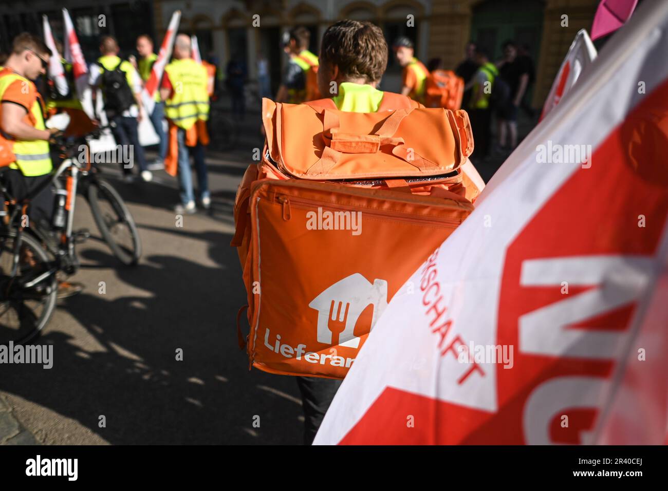 Dresde, Allemagne. 25th mai 2023. Les participants à une grève des coursiers du service de livraison de restaurant Lieferando font du vélo et de la promenade dans la ville. La grève a été déclenchée par le Syndicat de l'alimentation et de la restauration. Il veut faire respecter une convention collective pour les quelque 6 500 employés du service de livraison de nourriture en Allemagne. Crédit : Robert Michael/dpa/Alay Live News Banque D'Images