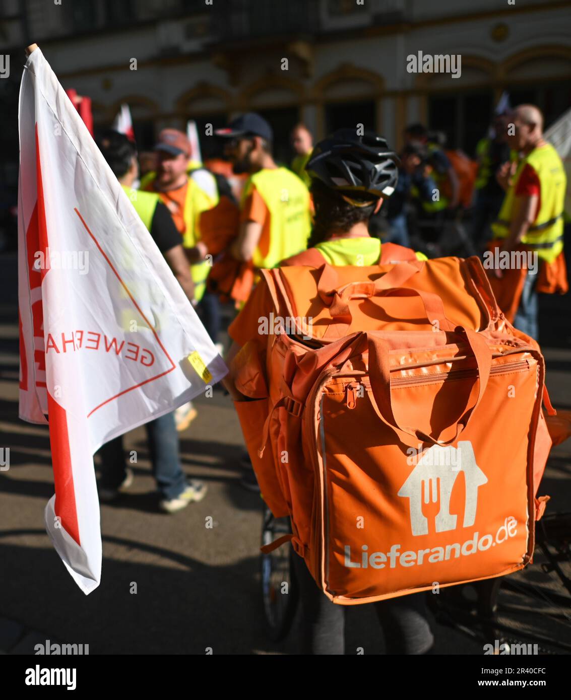 Dresde, Allemagne. 25th mai 2023. Les participants à une grève des coursiers du service de livraison de restaurant Lieferando font du vélo et de la promenade dans la ville. La grève a été déclenchée par le Syndicat de l'alimentation et de la restauration. Il veut faire respecter une convention collective pour les quelque 6 500 employés du service de livraison de nourriture en Allemagne. Crédit : Robert Michael/dpa/Alay Live News Banque D'Images
