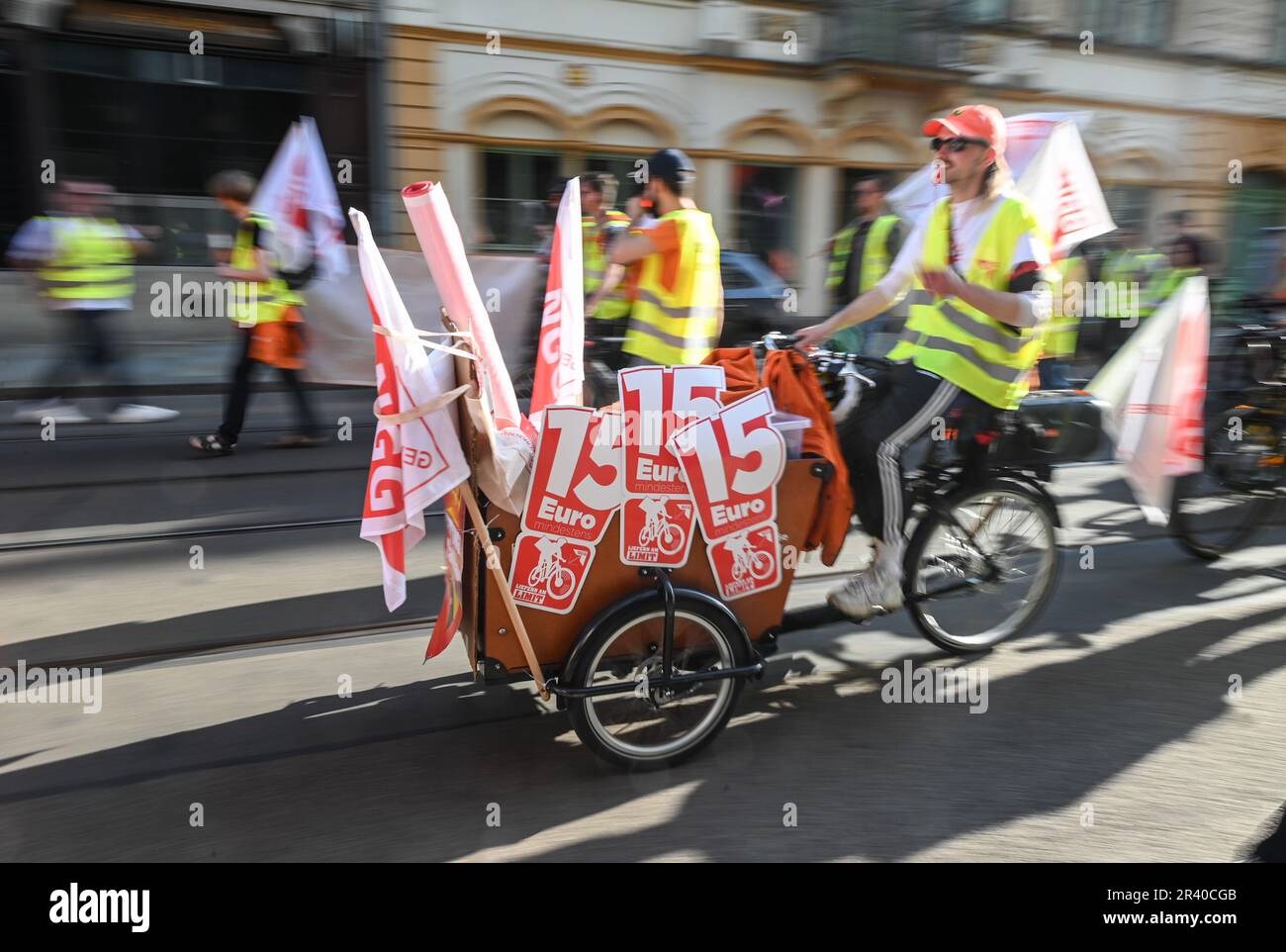 Dresde, Allemagne. 25th mai 2023. Les participants à une grève des coursiers du service de livraison de restaurant Lieferando font du vélo et de la promenade dans la ville. La grève a été déclenchée par le Syndicat de l'alimentation et de la restauration. Il veut faire respecter une convention collective pour les quelque 6 500 employés du service de livraison de nourriture en Allemagne. Crédit : Robert Michael/dpa/Alay Live News Banque D'Images