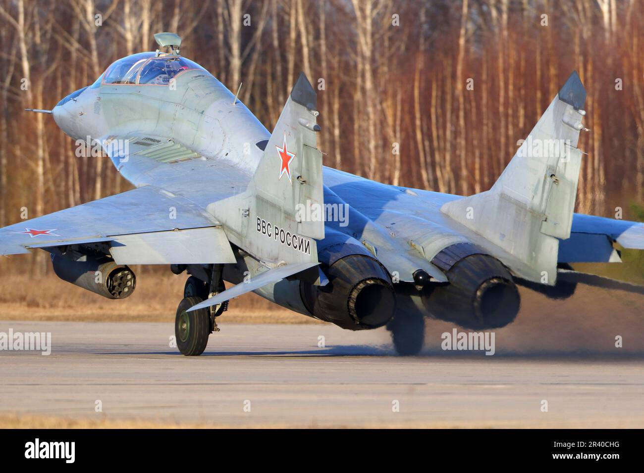 Un avion de chasse MIG-29UB de l'Armée de l'air russe qui a pris son envol, Kubinka, Russie. Banque D'Images