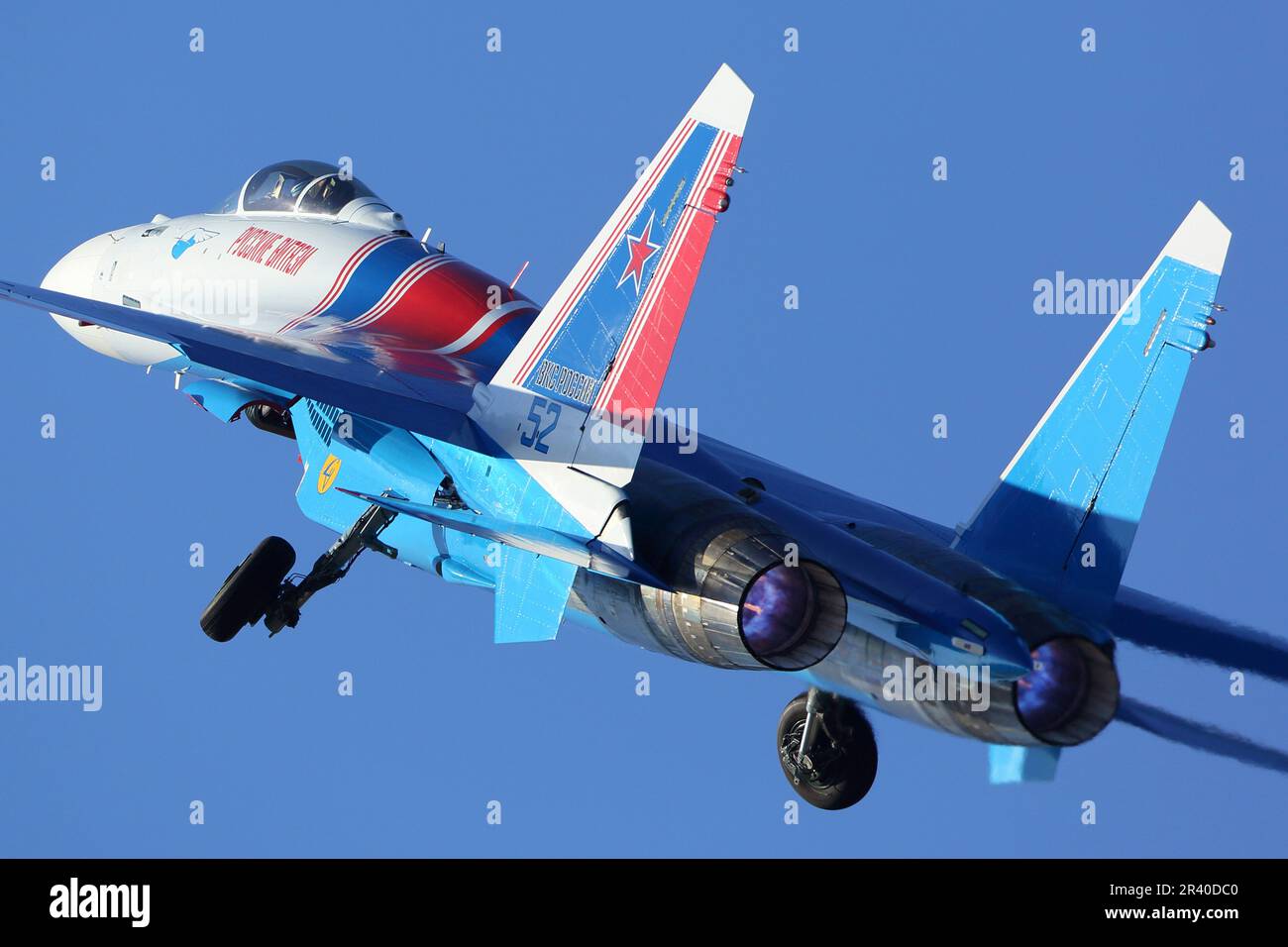 Un chasseur à réaction su-35S de l'équipe russe de voltige de l'Armée de l'Air russe qui prend son envol. Banque D'Images