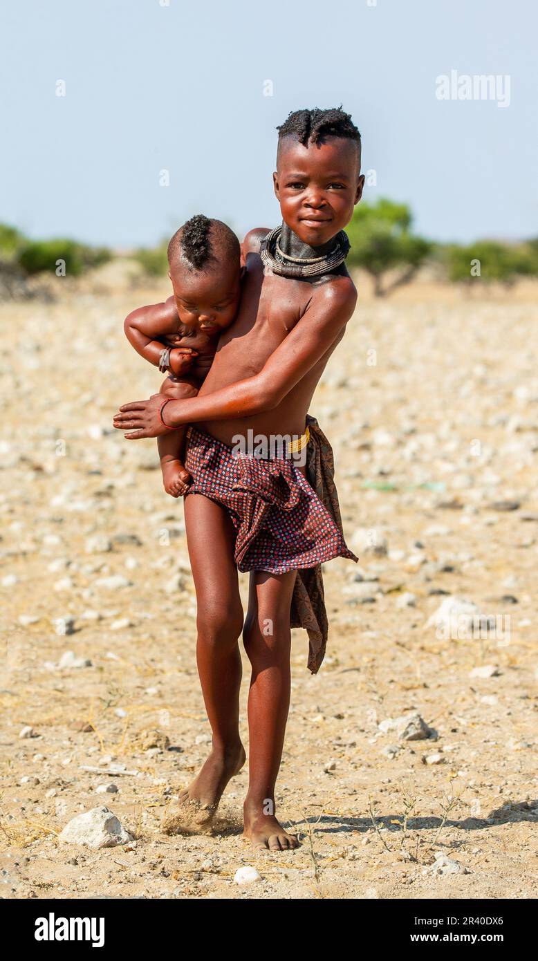 Deux enfants de la tribu Himba dans le désert. Banque D'Images