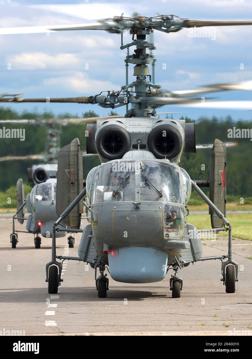 Un hélicoptère antisous-marin Ka-27PL de la Marine russe qui roule sur piste à Pouchkine, en Russie. Banque D'Images