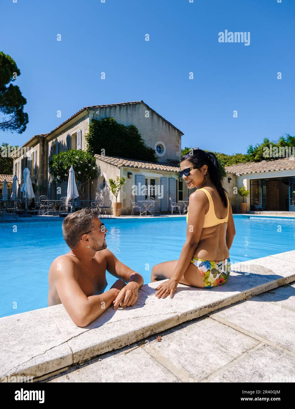 Couple de détente au bord de la piscine en Provence France, mLuxury Resort France Banque D'Images