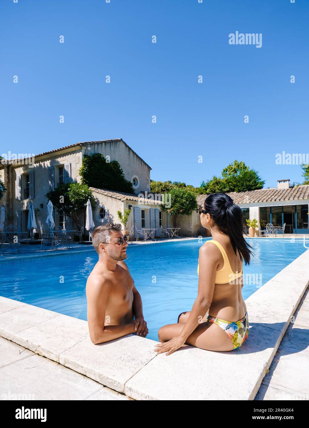 Couple de détente au bord de la piscine en Provence France, mLuxury Resort France Banque D'Images