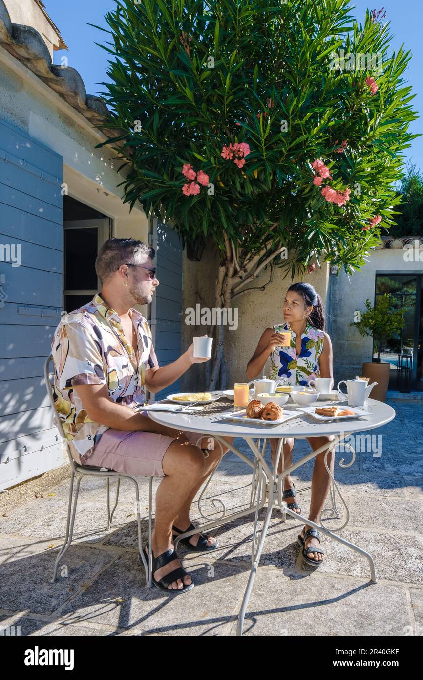 Couple prenant le petit déjeuner dans un jardin lors de vacances de luxe en Provence France, Banque D'Images