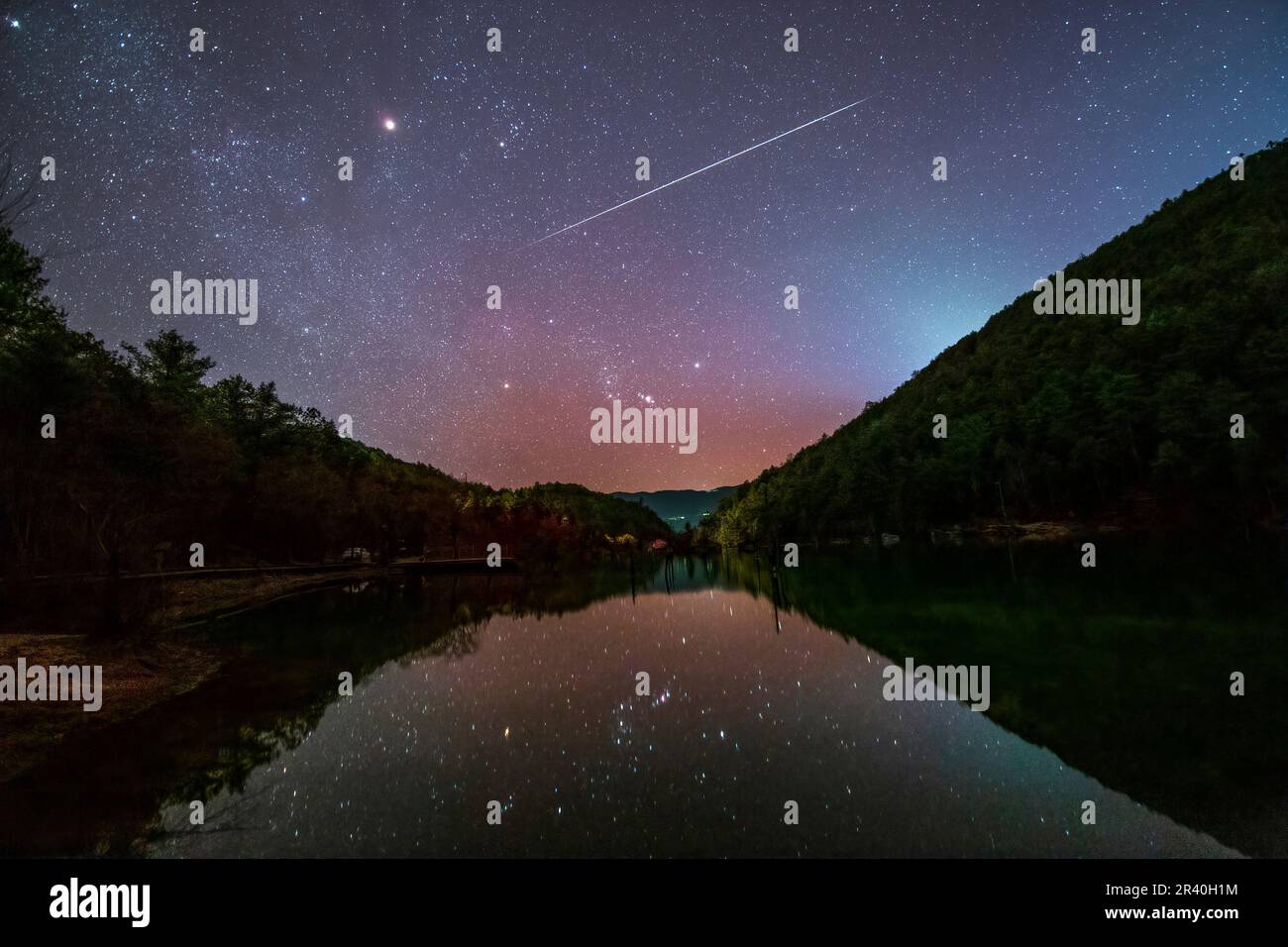 Douche de météores de Geminid au-dessus de Blue Moon Valley, Lijiang, province du Yunnan, Chine. Banque D'Images