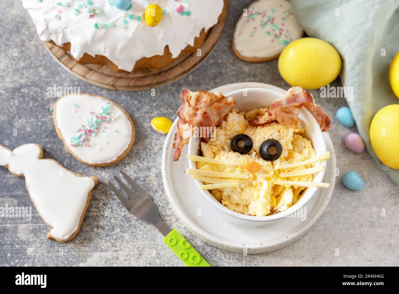 Idée de petit déjeuner de Pâques. Œufs brouillés lapin de pâques sur fond de pierre. Banque D'Images