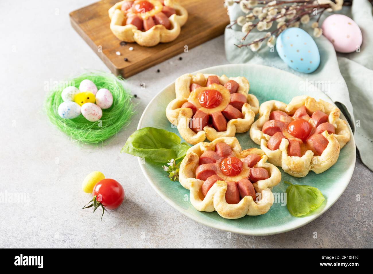 Idée pour le petit déjeuner ou le déjeuner de Pâques. Mini pizza. Pizza en pâte feuilletée avec