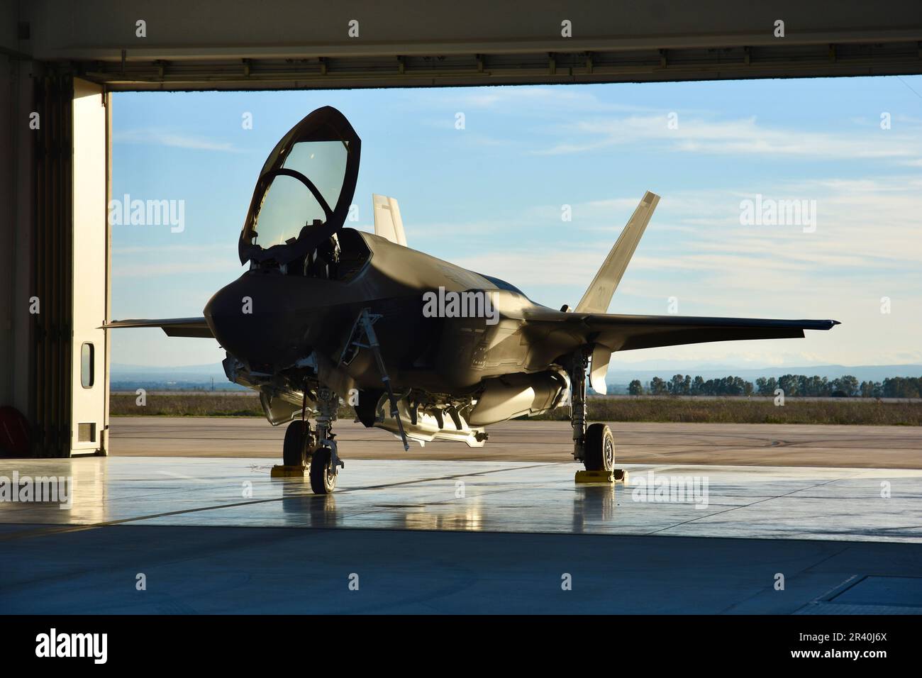 La Force aérienne italienne F-35A est garée dans le hangar à la base aérienne d'Amendola, en Italie. Banque D'Images