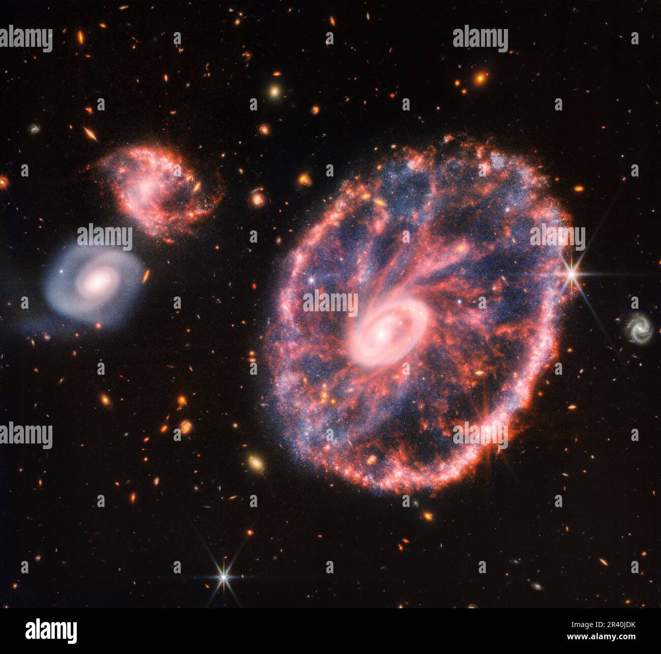 La Cartwheel Galaxy et ses galaxies compagnons. Banque D'Images