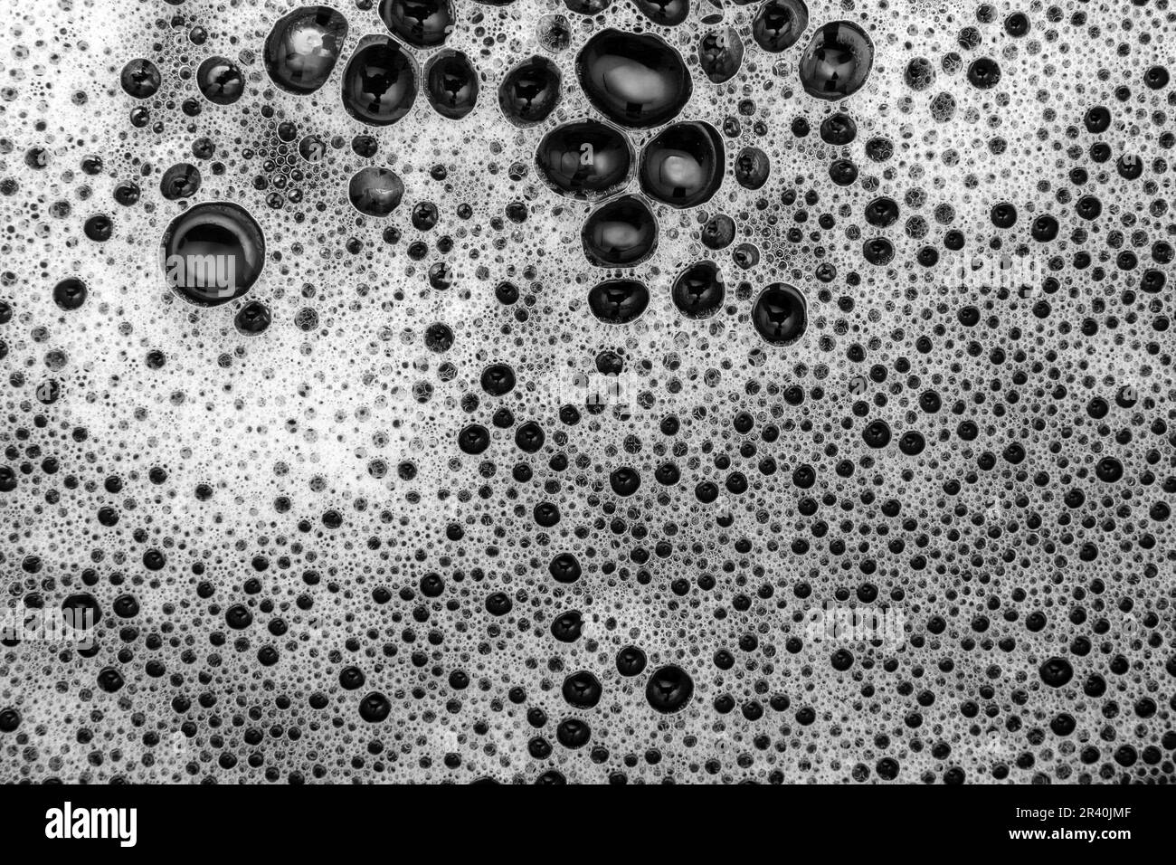 Goias, Brésil – 22 mai 2023 : détail de la texture de la mousse blanche sur une surface noire. Image en noir et blanc. Banque D'Images