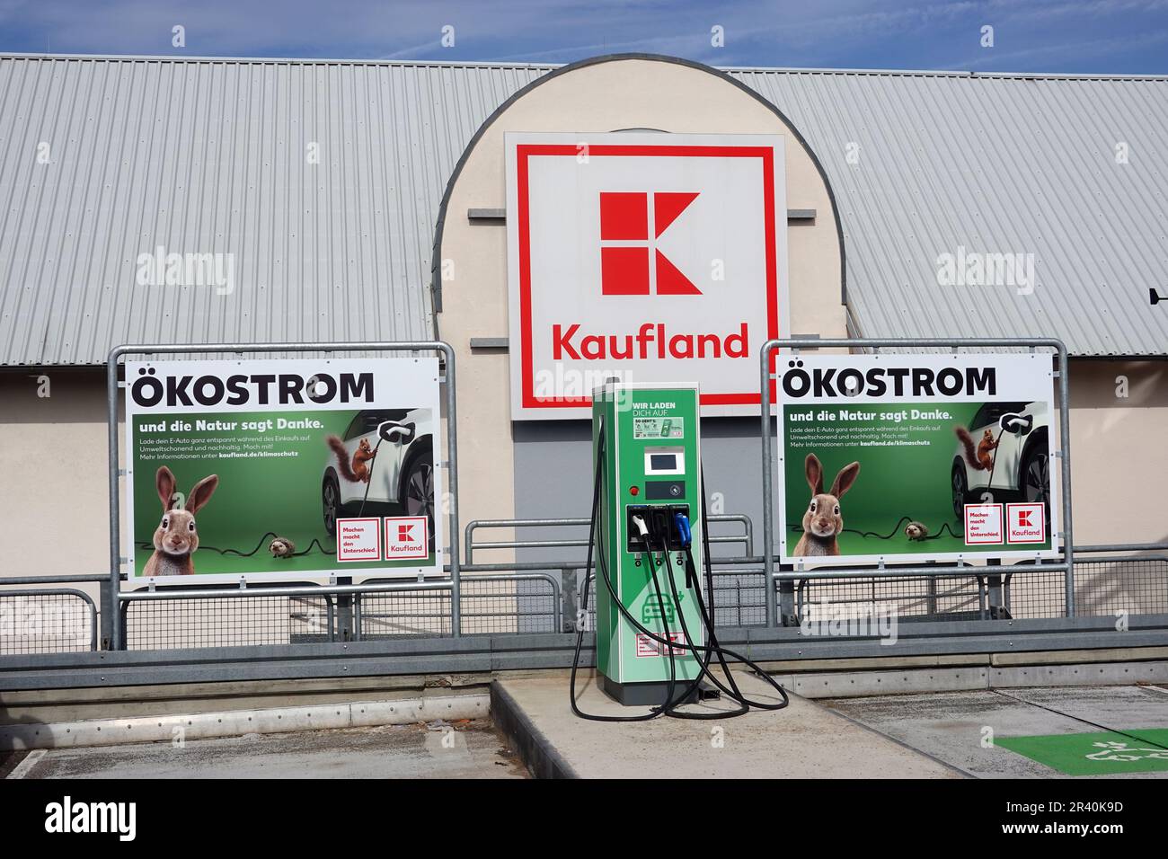 Station de recharge pour voiture électronique dans un magasin de Kaufland Banque D'Images