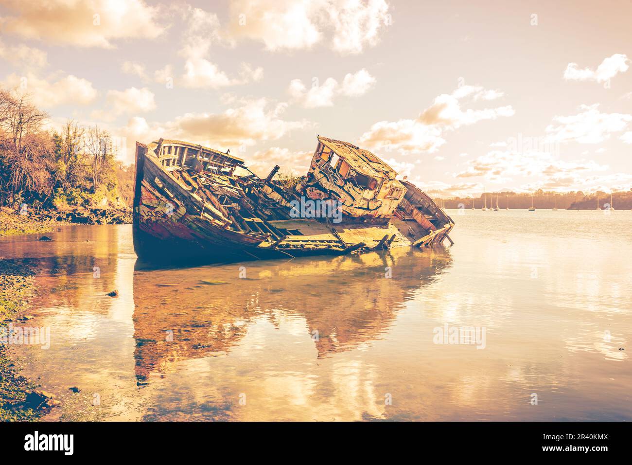 Épave d'un bateau de pêche en bois abandonné sur la rive, Quelmer près de Saint-Malo, France. Photographie authentique Banque D'Images