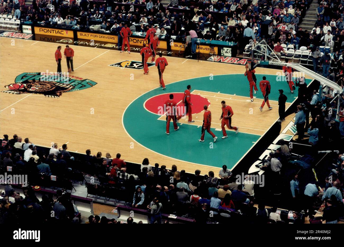 La NBA équipe les Chicago Bulls qui affrontent les Vancouver Grizzlies à la General Motors place de Vancouver, au Canada, sur 27 janvier 1998 avec Michael Jordan visible Banque D'Images
