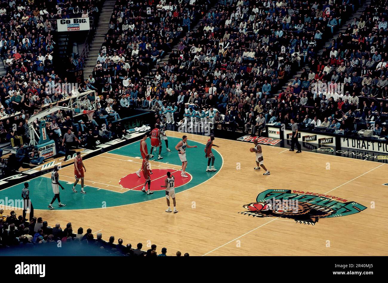 La NBA équipe les Chicago Bulls qui affrontent les Vancouver Grizzlies à la General Motors place de Vancouver, au Canada, sur 27 janvier 1998 avec Michael Jordan visible Banque D'Images