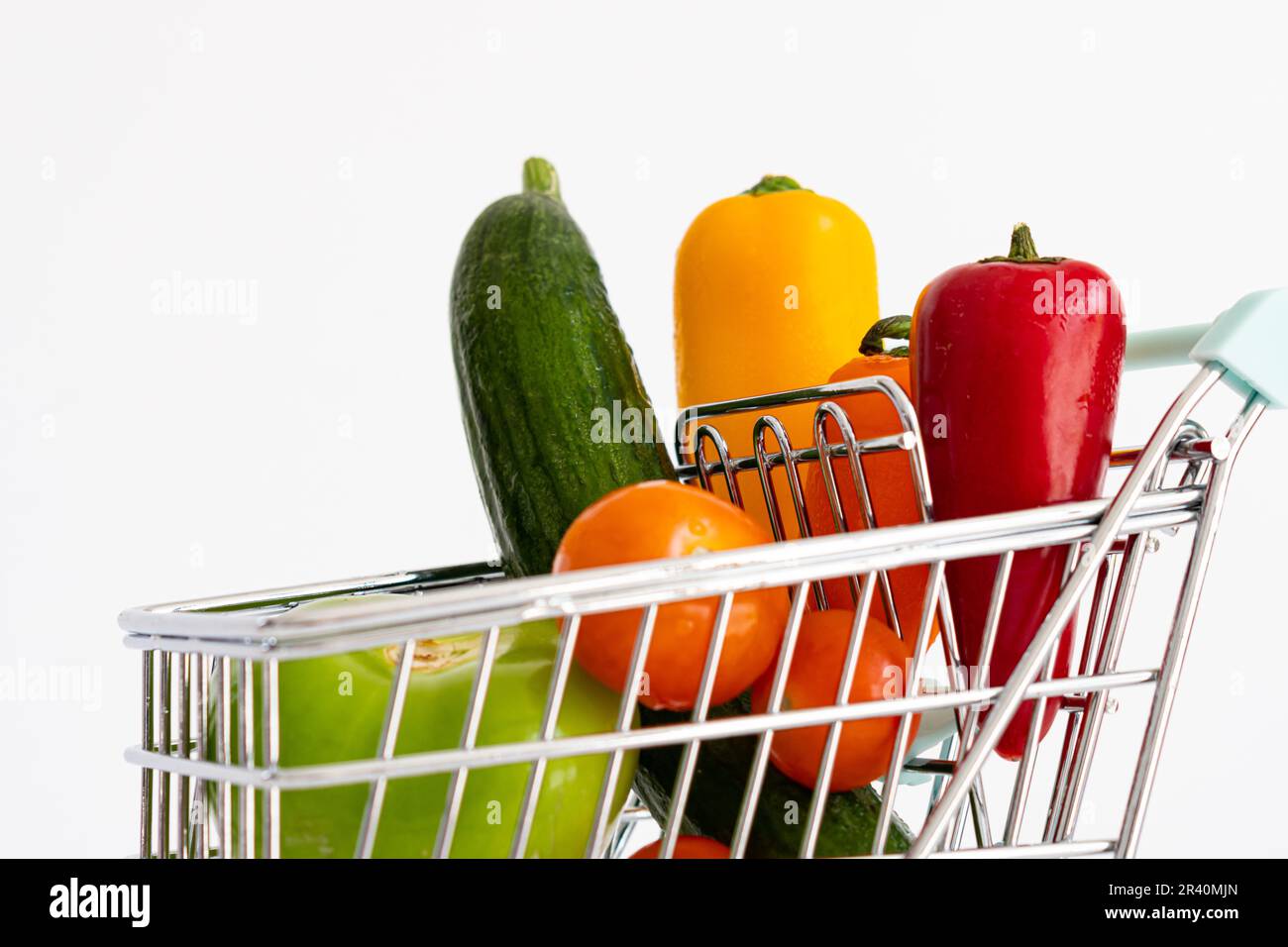 Chariot plein de légumes. Nourriture végétalienne, alimentation saine. Arrière-plan blanc, espace de copie. Banque D'Images