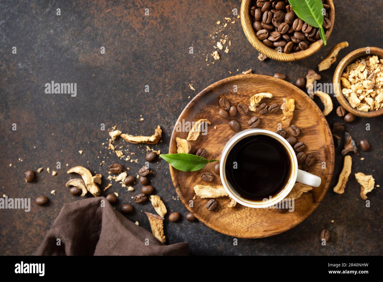 Café aux champignons dans une tasse et grains de café, boisson tendance sur fond de pierre. Adaptogène bio sain. Vue depuis un Banque D'Images