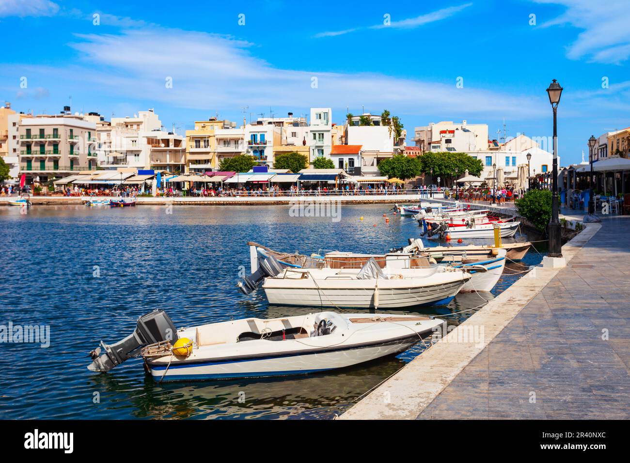 Vue panoramique sur le port d'Agios Nikolaos. Agios, Hagios ou Aghios Nikolaos est une ville côtière sur l'île de Crète en Grèce. Banque D'Images