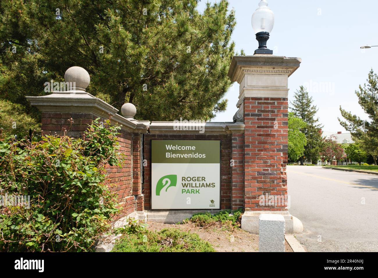 Roger Willamms Park panneau d'entrée en brique à côté de la route disant Welcome, Bienvenidos, Providence, Rhode Island, Etats-Unis Banque D'Images