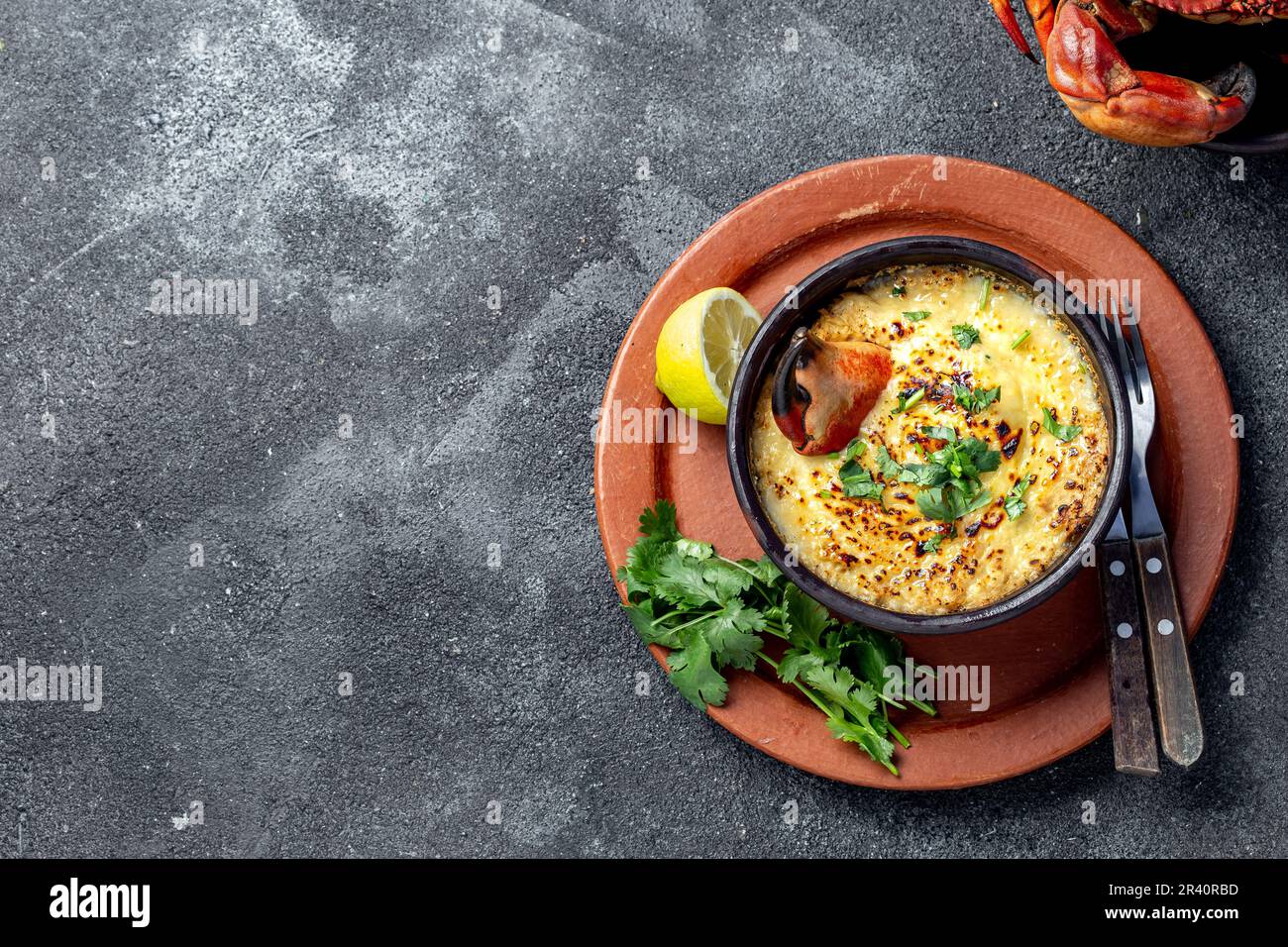 CUISINE CHILIENNE. Viande de crabe cuite au four avec fromage, crème et pain. Plat traditionnel de la côte chilienne. Pastel o chupe de jaib Banque D'Images