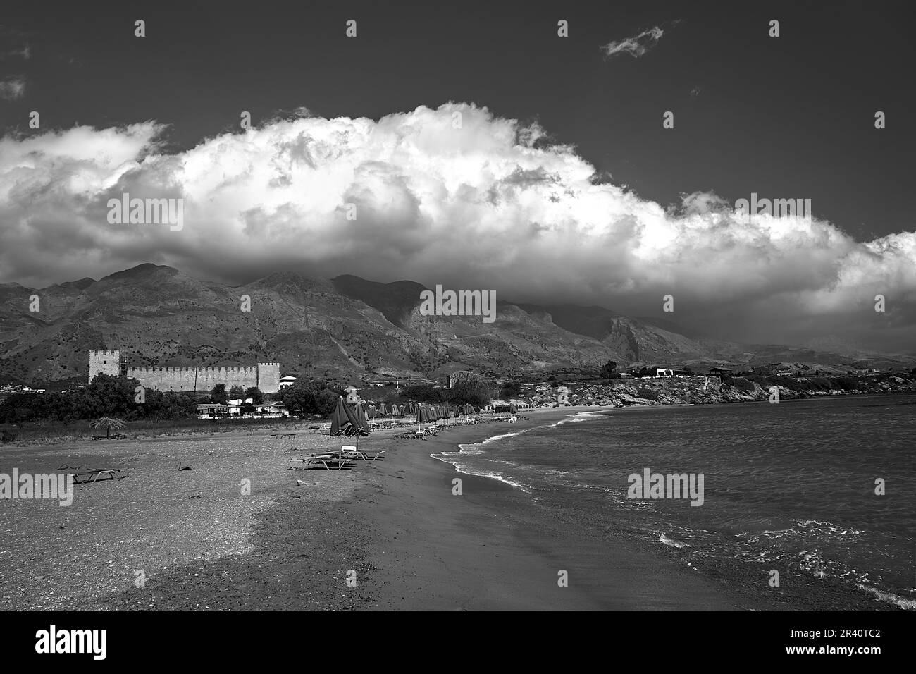 plage et murs du château vénitien médiéval de Frangokastello sur l'île de Crète en Grèce, monochrome Banque D'Images